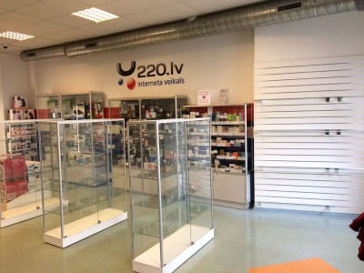 Asensimme uudet lasivitriinit hyllyillä ja lukittavilla ovilla 220.lv verkkokauppaan. Euroseinät asennettiin myös VVN.LV-kiinnikkeineen 2
